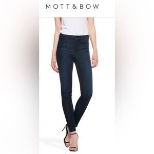 Mott & Bow high rise skinny in indigo blue. W 28, L 30.